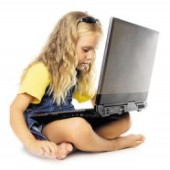 Tüdruk arvutiga