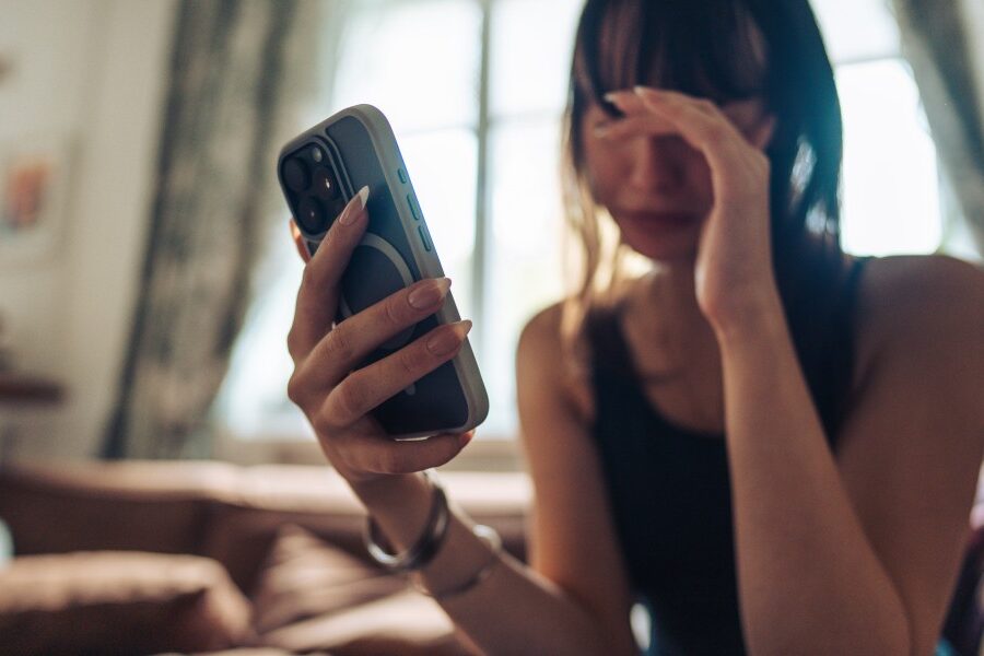 2026 Lasteabi_tydruk vaatab mobiiltelefoni 2026 Lasteabi_tydruk vaatab mobiiltelefoni